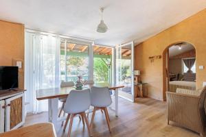 a dining room with a table and chairs at Petit Havre Cosy Vue Pyrénénées in Estibeaux