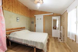 a bedroom with a bed and a ceiling fan at Petit Havre Cosy Vue Pyrénénées in Estibeaux +15 photos