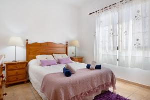 a bedroom with a bed with two teddy bears on it at Apartamento Fondeo in Tinajo