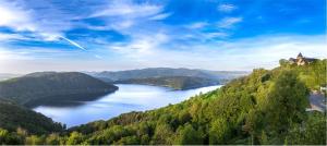 a view of a lake with a castle on a hill at Landhaus Elbenberg in Naumburg