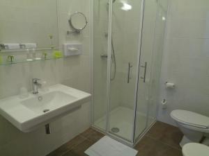 Ett badrum på Hotel de Montaulbain