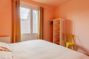 a bedroom with a bed and a window at La Pause Picarde - Baie De Somme 1 in Franleu