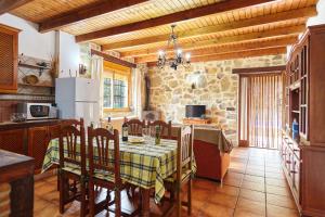 a kitchen with a table and chairs in a room at Alojamiento Rural La Ventilla in Arbuniel
