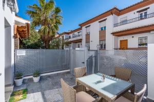 a patio with a table and chairs and a fence at Loft A'ca La Puri en Melegís in Melegis