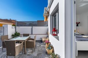 a patio with a table and chairs on a balcony at Loft A'ca La Puri en Melegís in Melegis