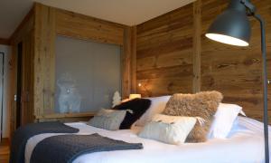 Letto o letti in una camera di Hôtel Chalet Royal
