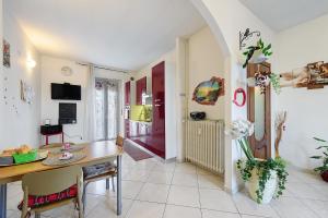 ein Wohnzimmer mit einem Tisch und ein Esszimmer in der Unterkunft Casa Sofìa in Turin