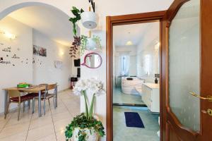 eine Küche und ein Esszimmer mit einer Vase voller Blumen in der Unterkunft Casa Sofìa in Turin + 36 Fotos