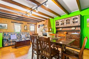 ein Esszimmer mit einem Tisch und einem Sofa in der Unterkunft Lorences B in Caunedo