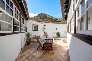 a patio with a table and chairs in a building at Casa Rural El Palmar in Vallehermoso