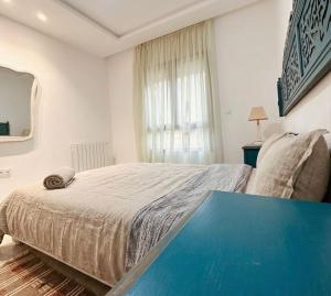 a bedroom with a large bed and a window at Studio Al Wahat in Douar el Hafey