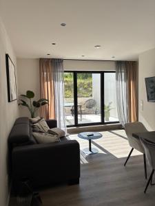 a living room with a couch and a table at Moderne Ferienwohnung Ravensburg in Ravensburg