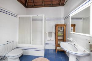 ein weißes Badezimmer mit Waschbecken und Toilette in der Unterkunft Casa El Café in Las Tricias + 18 Fotos