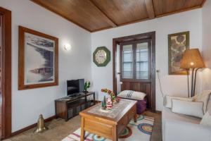 ein Wohnzimmer mit Sofa und Tisch in der Unterkunft Casa El Café in Las Tricias