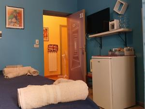 a room with a bed and a refrigerator and a microwave at La capannina cilento num 11 in San Marco di Castellabate