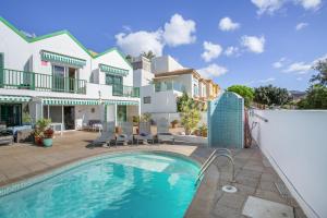 a villa with a swimming pool and a house at Casa Carmelo in Patalavaca