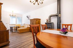 a living room with a dining room table and a stove at Die Alter Schwede Wohnung 1 in Vechta