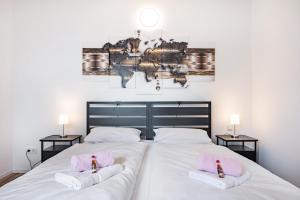 a bedroom with a large bed with two towels at Die Alter Schwede Wohnung 1 in Vechta