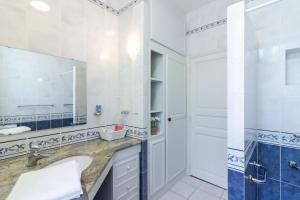a bathroom with a sink and a mirror at Chambre D'hôtes Vignols in Vignols