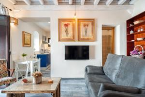 a living room with a couch and a table at Rosa in Vejer de la Frontera