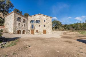 an old stone house in a field at El Molí de Can Feliu in Navés