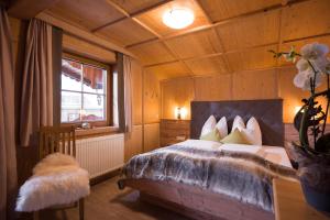 ein Schlafzimmer mit einem Bett in einem Zimmer mit einem Fenster in der Unterkunft Ferienhaus Waidmannsruh in Hippach