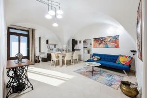 a living room with a blue couch and a table at Mikiami Semplicemente Accogliente in Monte SantʼAngelo