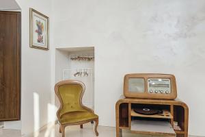 a room with a chair and an old tv at Mikiami Semplicemente Accogliente in Monte SantʼAngelo