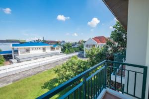 una vista dal balcone di una casa di H Hotel Phrasing a Chiang Mai