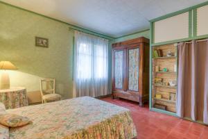 a hotel room with a bed and a window at La Coustouline in Lacoste