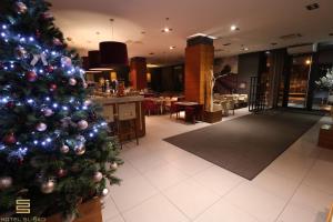 札格雷布的住宿－斯里斯克酒店，餐厅中间的圣诞树