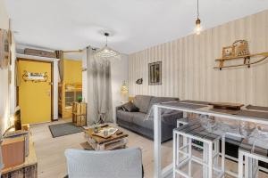 a living room with a couch and a table at Studio 5 Pers, rdc, pied des pistes in Saint-Michel-de-Chaillol