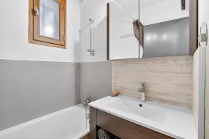 a bathroom with a sink and a tub and a mirror at Studio 5 Pers, rdc, pied des pistes in Saint-Michel-de-Chaillol +18 photos