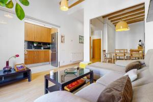 a living room with two couches and a table at Plaça la Font in Tarragona
