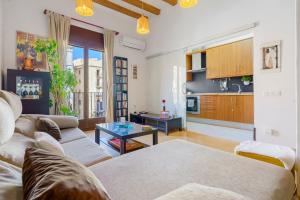 a living room with a couch and a table at Plaça la Font in Tarragona +17 photos