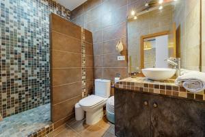 a bathroom with a toilet and a sink and a mirror at Plaça la Font in Tarragona