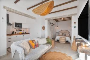 a living room with a couch and a kitchen at El Jable Rentals in Arrieta