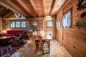 a dining room with a table in a log cabin at Chalet 6p Confort - Les Cerfs in Verchaix +16 photos