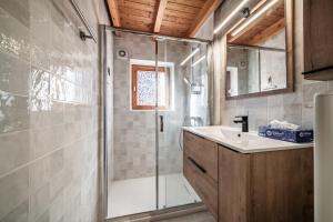 a bathroom with a shower and a sink at Chalet 6p Confort - Les Cerfs in Verchaix