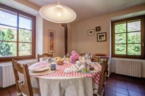a dining room with a table and chairs and windows at Il Pellegrino in Issogne