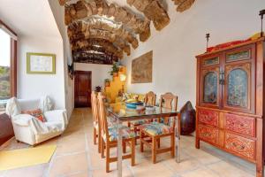 a dining room with a table and chairs at Palacio Taro Chimida in Teguise