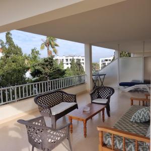 a balcony with chairs and a coffee table on a building at Apartamento Portosun Caracol in Portocolom