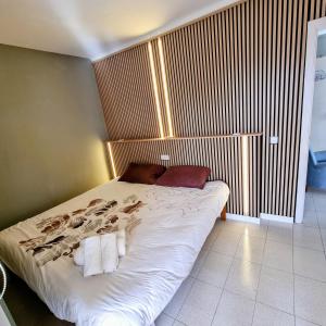 a bedroom with a bed with towels on it at Apartamento Portosun Caracol in Portocolom