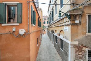 an empty alley in a city with buildings at Ca' Della Torre, a 5 min da Rialto in Venice