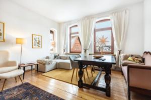 a living room with a couch and a table at Ferienwohnung Löwenstein in Hoya