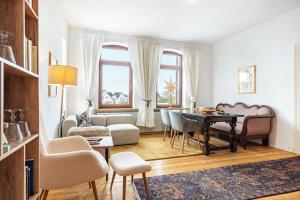 a living room with a table and a couch at Ferienwohnung Löwenstein in Hoya