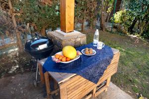 a table with a bowl of fruit and a grill at Home Charlene parking e patio in Albenga