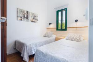 ein Zimmer mit zwei Betten und einem Fenster in der Unterkunft Finca El Chopo - piscina compartida in Alájar + 13 Fotos