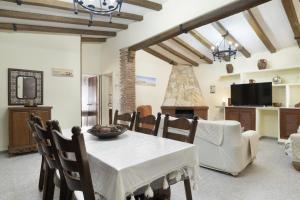 a kitchen and dining room with a table and a couch at Chalet Los Paul in Chiclana de la Frontera