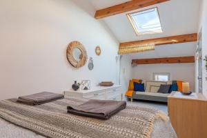 a bedroom with a bed and a couch at Gite Leoannatim in Ruoms